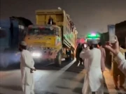 کراچی، ڈمپرز ڈرائیورز کا ڈمپرز جلانے کیخلاف سہراب گوٹھ پر احتجاج، ایک ٹریک بند