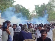 کراچی میں سرکاری ملازمین کا تنخواہوں اور پنشن میں اضافے کیلیے احتجاج، حالات کشیدہ ہوگئے