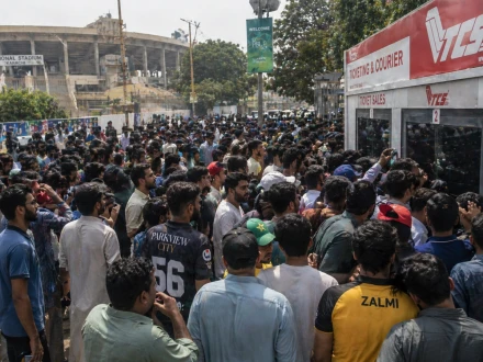 پی ایس ایل: کوالیفائر کیلیے ٹکٹ خریدنے کی کوشش کرنے والے رل گئے