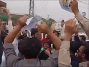 عمران خان سے ملاقات نہ ہونے پر انکی بہنوں اور کارکنوں کا اڈیالہ روڈ پر دھرنا