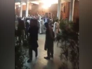 پشاور؛ وزیراعلیٰ ہاؤس میں پی ٹی آئی کارکنان کے’ ورکر کو عزت دو‘ کے نعرے 