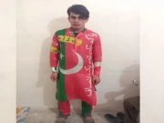 پی ٹی آئی  کے جھنڈے سے بنے کپڑے پہن کر  اڈیالہ جیل پہنچنے والے کارکن کو حراست میں لے لیا گیا 