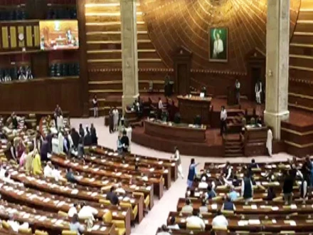  تنخواہوں میں7فیصد، پنشن میں3.5فیصد اضافہ، ترقیاتی بجٹ آدھا کردیا گیا‘؛ پنجاب کا بجٹ پیش