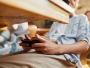 اسکولوں میں بچوں کے موبائل استعمال کرنے پر پابندی کی قرارداد منظور