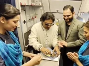 پاکستانی قوال کی انوکھی سالگرہ، 35 ہزار فٹ بلندی پر کیک کاٹا