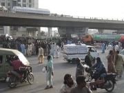 پانی کی عدم فراہمی؛ قیوم آباد چورنگی پر احتجاج، ہزاروں گاڑیاں پھنس گئیں