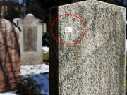 جرمنی میں قبروں پر پُر اسرار کیو آر کوڈ کس نے لگائے؟