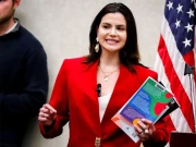 امریکا؛ ٹرمپ کی حامی خاتون کی قرآن پاک کو جلانے کی ناپاک جسارت