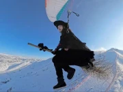 ڈائن کا روپ دھار کر پیراگلائڈنگ کرنے والی خاتون کی ویڈیو وائرل