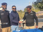 ریلوے پولیس کی ایمانداری، گم ہونے والا لاکھوں مالیت کا امپورٹڈ فون مسافر کے حوالے