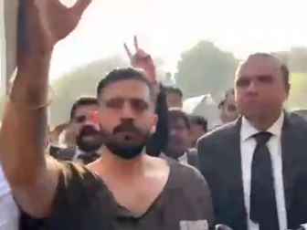 کراچی: یوٹیوبر رجب بٹ پر وکلا کا حملہ، ویڈیوز سوشل میڈیا پر وائرل 