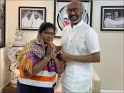 رجنی کانت خاکروب خاتون سے متاثر، سونے کی چین تحفے میں دے دی