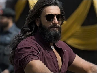 دھریندر میں رنویر سنگھ کا لباس مذاق کا نشانہ بن گیا