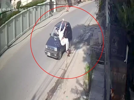 معمر شخص کو کار سے دانستہ ٹکر؟ فوٹیج سامنے آگئی، 6 دن بعد ڈرائیور گرفتار