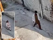 گلی میں کھیلتی 3 سالہ بچی کے کانوں سے بالیاں نوچ کر  ملزم فرار، فوٹیج سامنے آگئی