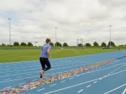 کم وقت میں 100 میٹر طویل لیگو کے انبار پر برہنہ پا دوڑنے کا ریکارڈ