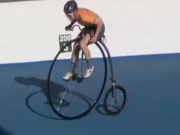 پینی فارتھنگ سائیکل چلا کر خاتون نے دو انوکھے ریکارڈ بنا دیے