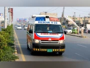 نوشہرہ: بارات کی گاڑی الٹنے سے ایک بچہ جاں بحق، 4 زخمی