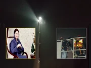 مریم نواز سے ملاقات کیلیے نوجوان کئی فٹ بلند کرین پر چڑھ گیا، نہ ملنے پر کودنے کی دھمکی