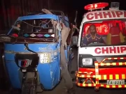 کراچی: کورنگی کراسنگ پل پر بریک فیل رکشہ الٹ گیا، 8 افراد زخمی