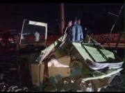 کراچی: تیز رفتار ڈمپر نے رکشے کو روند ڈالا، تین افراد زخمی