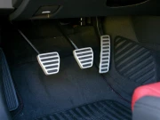 گاڑی میں ایکسیلیٹر کا ایک اور فنکشن جو بہت کم لوگ جانتے ہیں