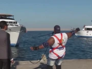 مشہور مصری ریسلر نے محض دانتوں سے بڑی سمندری کشتی کھینچ لی