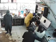 کراچی؛ ڈاکوؤں نے دودھ والی دکان سے 6لاکھ سے زائد لوٹ لیے، ویڈیو سامنے آگئی