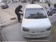 کراچی؛ ڈیفنس میں ڈاکو شہری سے 30لاکھ لوٹ کر فرار، فوٹیج بھی سامنے آگئی