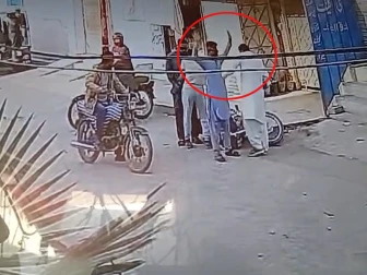 کراچی؛ شہری سے 18لاکھ روپے لوٹ کر فرار ہونے والے ملزمان کی ویڈیو سامنے آگئی