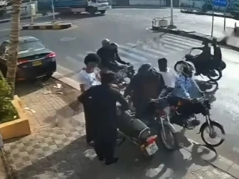 کراچی، 4 موٹر سائیکلوں پر سوار مسلح ملزمان نے سرعام 2 نوجوانوں کو لوٹ لیا، ویڈیو وائرل