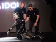 ماسکو میں انسان نما روبوٹ افتتاحی تقریب میں منہ کے بل گر پڑا، ویڈیو وائرل 