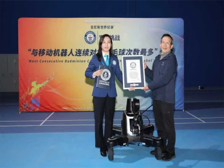 چین: روبوٹ نے بیڈمنٹن کھیل کر گینیز ورلڈ ریکارڈ قائم کردیا