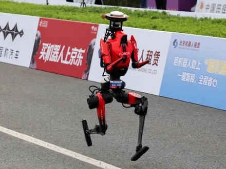 روبوٹ نے انسانوں کو پیچھے چھوڑ دیا، چین کے ’لائٹننگ‘ کا ہاف میراتھن میں عالمی ریکارڈ