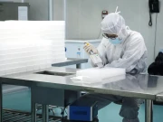 لیب میں تیار کردہ وائرسز کا خوف، انسانی آبادی سے دور بچوں کی پرورش کرنے والا باپ