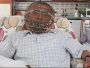 سگریٹ چھوڑنے کیلئے چہرے کو پنجرے میں قید کردینے والا شخص