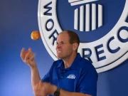 سیب کھانے کا انوکھا ریکارڈ