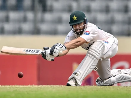 پہلا ٹیسٹ؛ بنگلا دیش کے خلاف پاکستان کی ڈگمگاتی بیٹنگ لائن سنبھل گئی