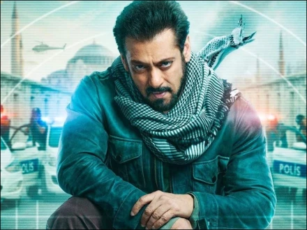 سلمان خان 60 سال کے ہوگئے، فیملی اور مداحوں کے ساتھ کیک کاٹا