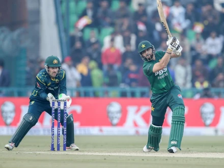 دوسرا ٹی ٹوئنٹی: پاور پلے میں چھکوں چوکوں کی برسات، پاکستان کی جارحانہ بیٹنگ جاری