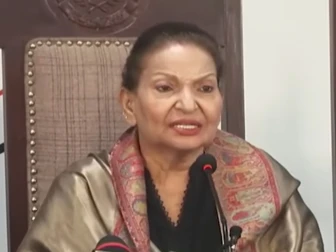 نامعلوم افراد نے شوٹنگ رکوادی، صائمہ کو 2 گھنٹے تک یرغمال بنائے رکھا، ہدایتکارہ سنگیتا