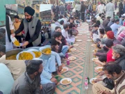 لاہور؛ سردار درشن سنگھ کا افطار دسترخوان اپنی پہچان بنا چکا