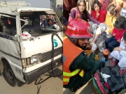 لاہور میں موڑ کاٹتے ہوئے اسکول وین الٹنے سے 10 بچے زخمی