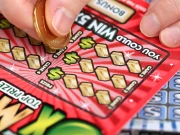 بیوی کے کہنے پرلاٹری خریدنے والا شخص ہزاروں ڈالر جیت گیا