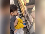 کمسُن بچے کو چھت کی دیوار پر بٹھانے والی ماں تنقید کی زد میں