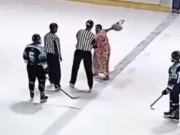 آئس ہاکی مقابلے کے دوران کھلاڑی پر پینلٹی، ماں بیٹے کے دفاع کیلئے میدان میں کود پڑی