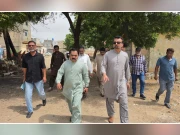 کراچی؛ سیکریٹری ہاؤسنگ کا ایف سی ایریا کا دورہ،  مسائل کے حل کی یقین دہانی