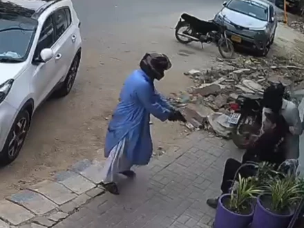 کراچی، فائرنگ سے جاں بحق سیکیورٹی گارڈ کی سی سی ٹی وی فوٹیجز منظرعام پر آ گئی