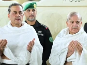 وزیرِ اعظم اور  فیلڈ مارشل کی وفد کے ہمراہ عمرے کی ادائیگی، خانہ کعبہ میں نوافل ادا کیے