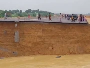  کراچی: سیلابی ریلے کے باعث شاہراہ بھٹو میں کئی فٹ چوڑا شگاف پڑگیا، پیپلز پارٹی وضاحتیں دینے لگی